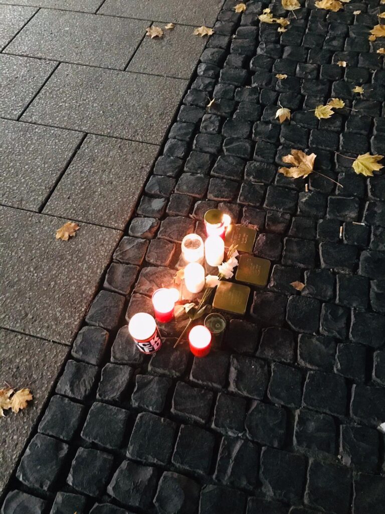 Kerzen neben Stolperstein